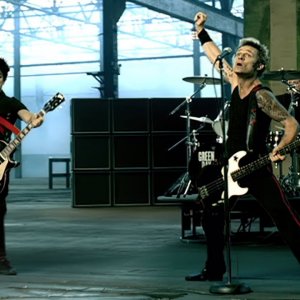 Green Day - American Idiot [Official Music Video]